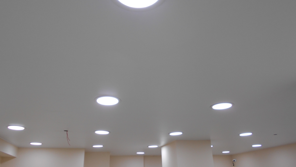 Бесшовный натяжной потолок 5