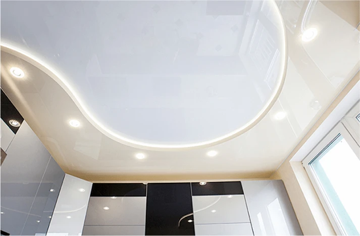 Глянцевый натяжной потолок 3