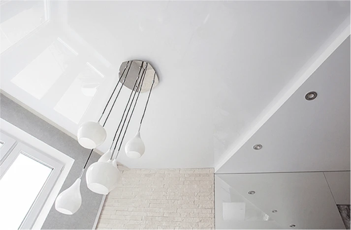 Глянцевый натяжной потолок 1