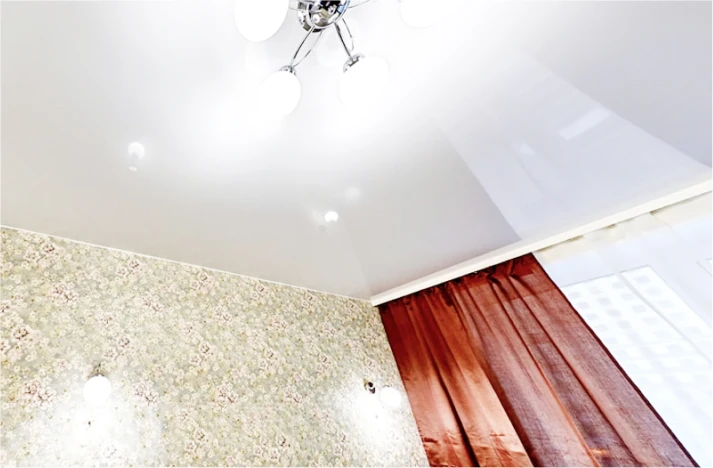 Глянцевый натяжной потолок 5