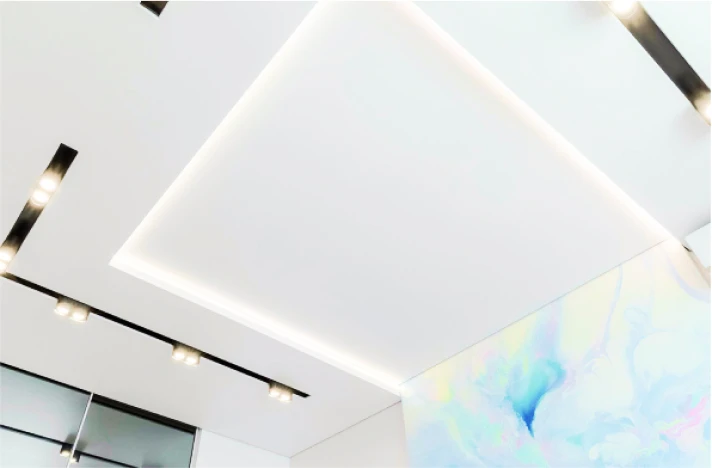 Натяжной потолок в гостиной 2