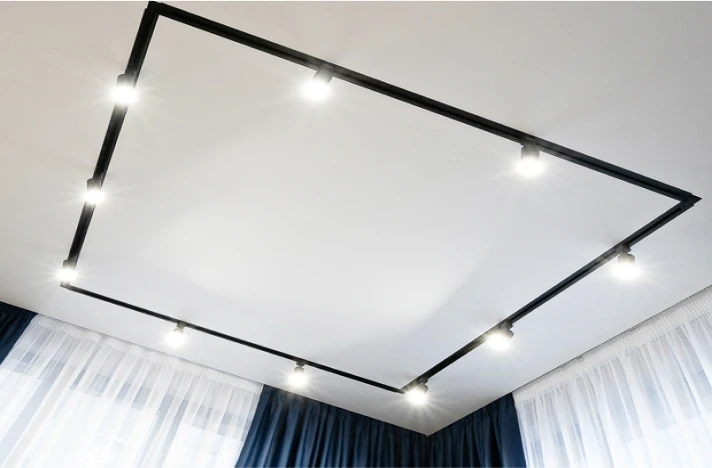 Натяжной потолок в гостиной 4