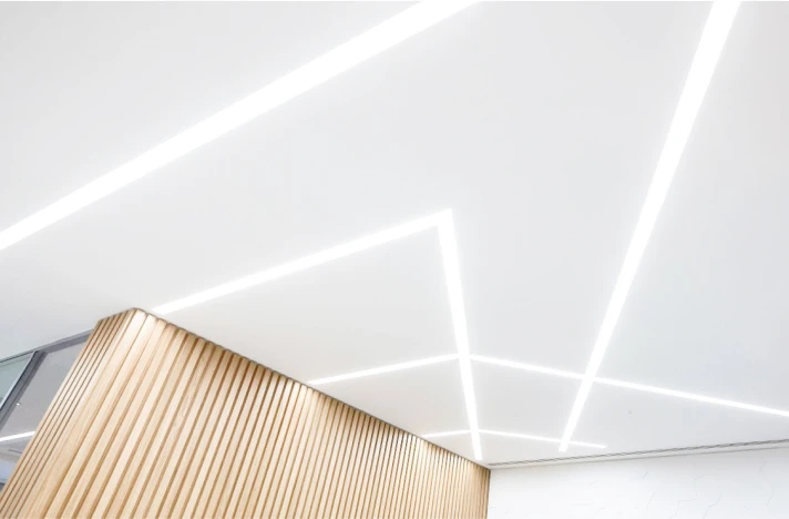 Натяжной потолок в гостиной 0