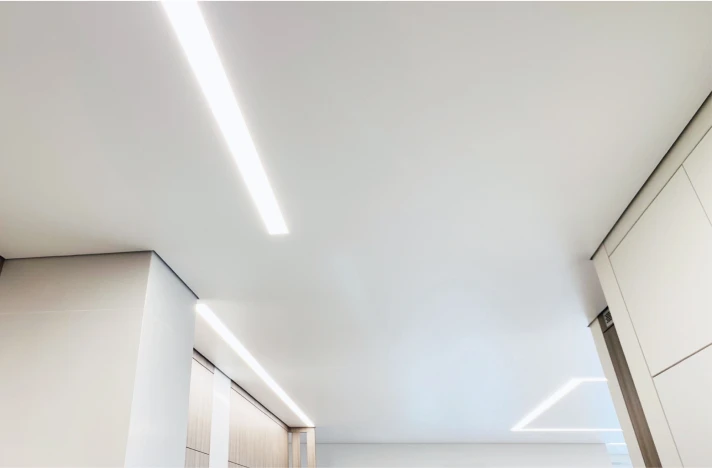 Натяжной потолок в коридор 1