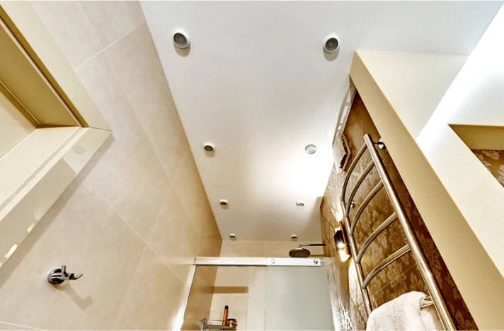 Натяжной потолок в ванную 4