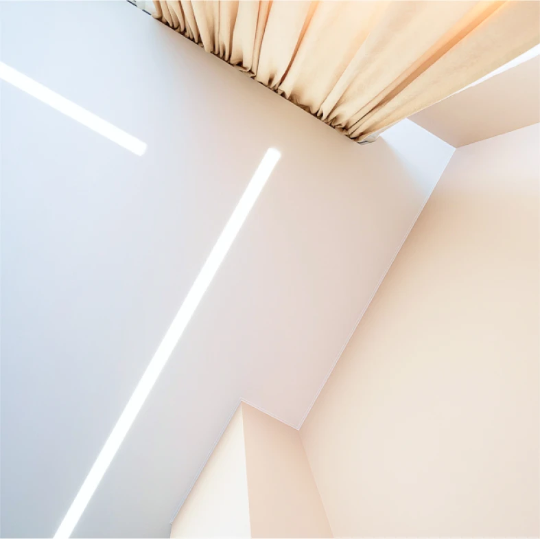 Пример световых линий flexy на натяжном потолке 4117