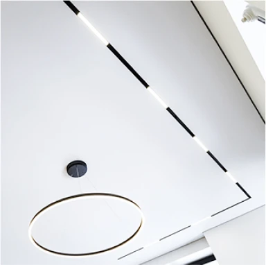 Пример натяжного потолка о световой линией slott 4238