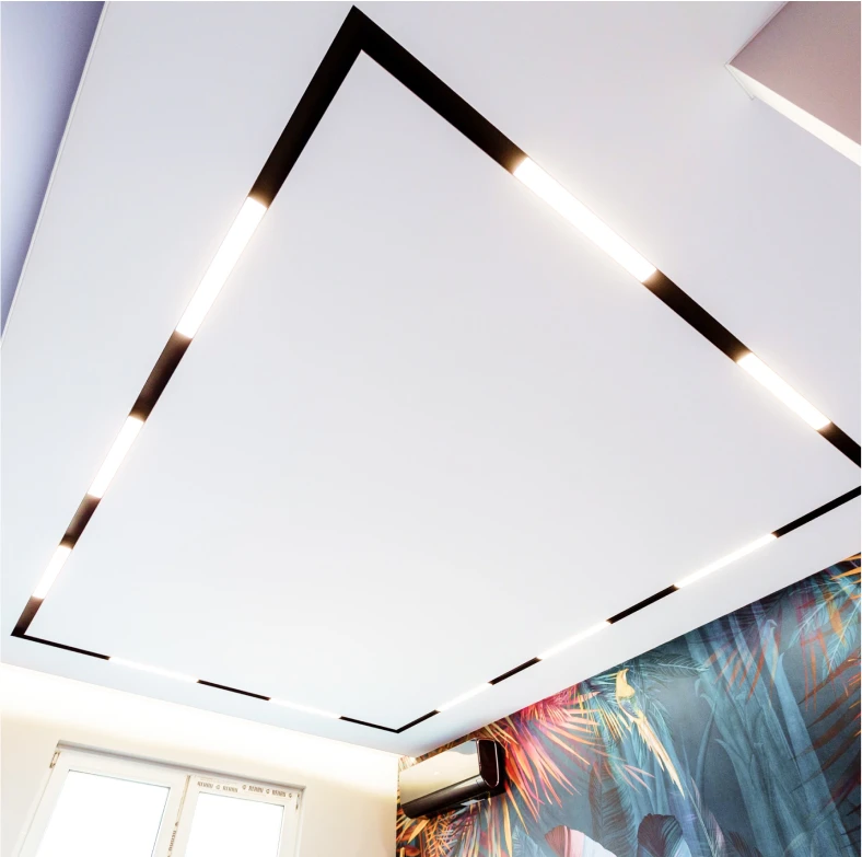 Пример натяжного потолка о световой линией slott 4243