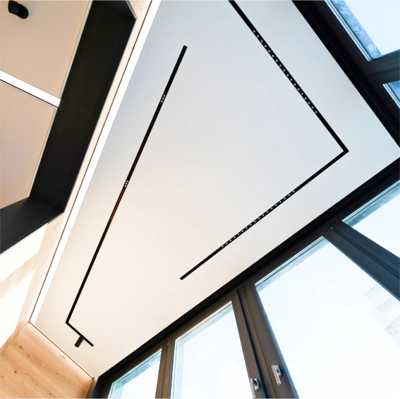 Пример натяжного потолка о световой линией slott 4245