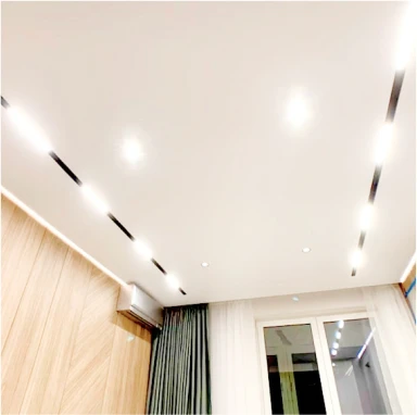 Пример натяжного потолка о световой линией slott 4250