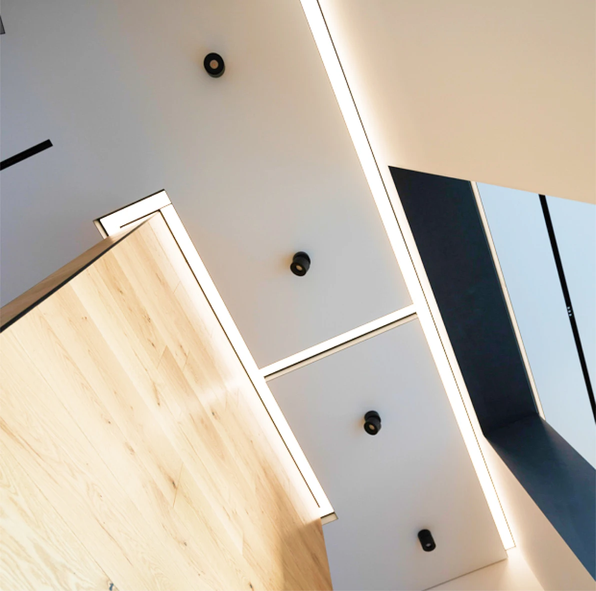 Пример натяжного потолка о световой линией slott 4251