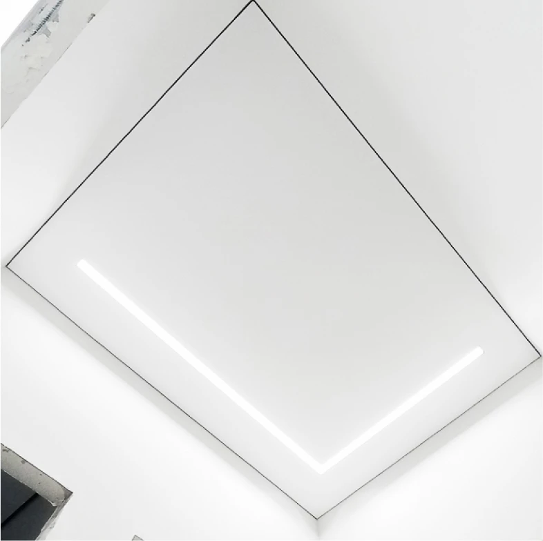 Пример натяжного потолка о световой линией slott 4252