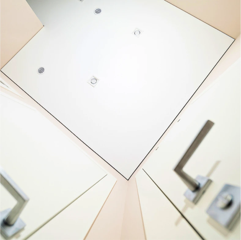 Пример установленного натяжного потолка 4253