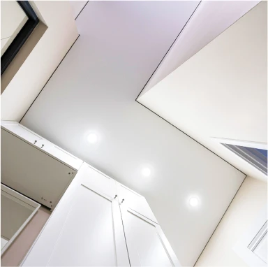 Пример установленного натяжного потолка 4254