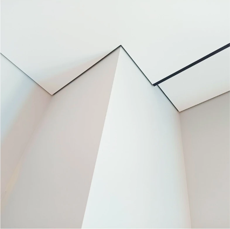 Пример установленного натяжного потолка 4256