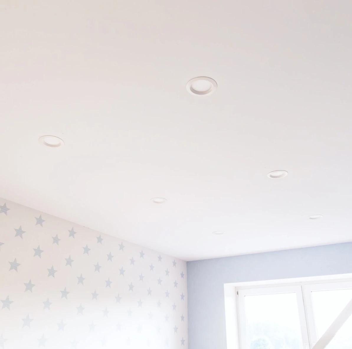 Тканевый натяжной потолок, установленный РумЭксперт 4274