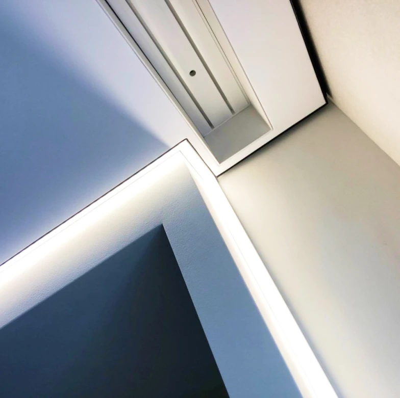 Тканевый натяжной потолок, установленный РумЭксперт 4275