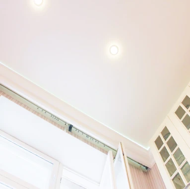 Тканевый натяжной потолок, установленный РумЭксперт 4284