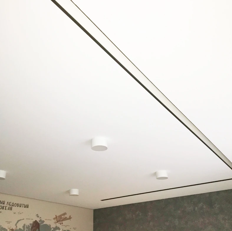 Тканевый натяжной потолок, установленный РумЭксперт 4286