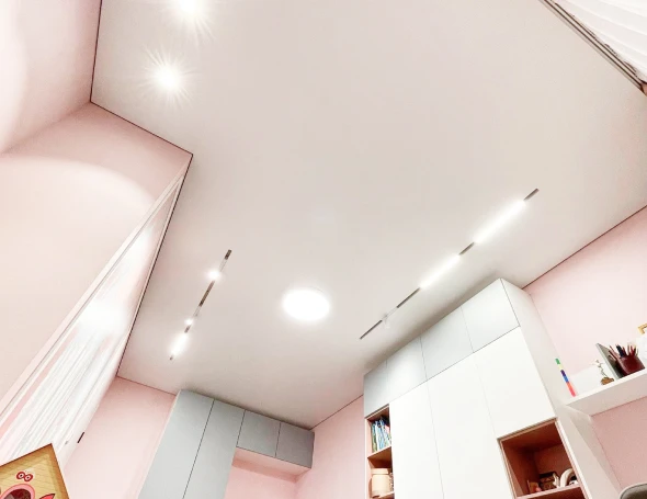 Матовый натяжной потолок в детской 4