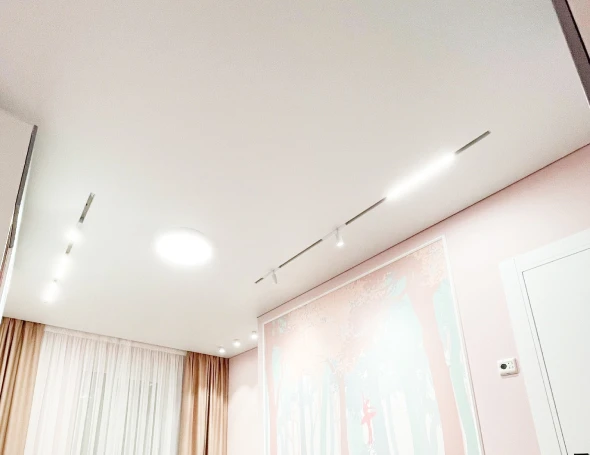 Матовый натяжной потолок в детской 1