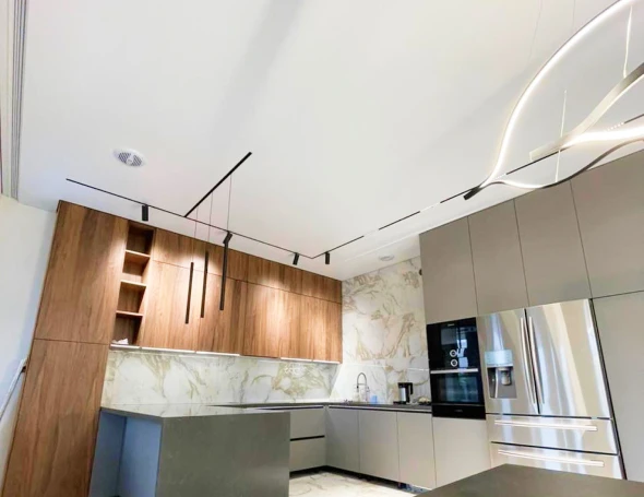 Матовый натяжной потолок на кухне 0