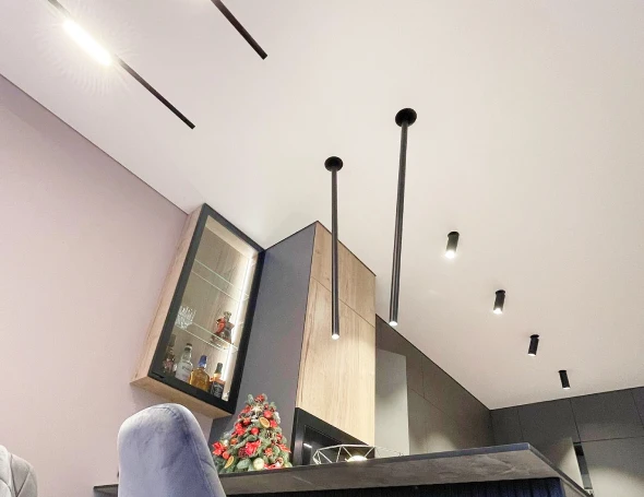 Матовый натяжной потолок на кухне 3