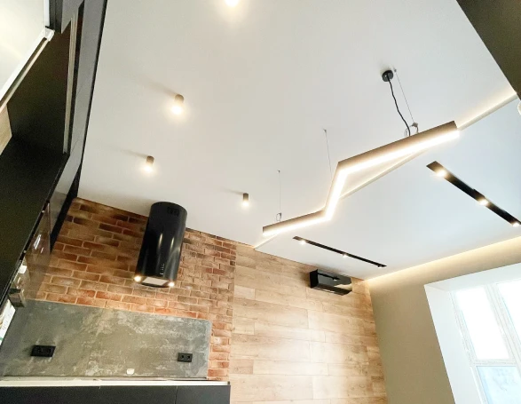 Матовый натяжной потолок на кухне 4