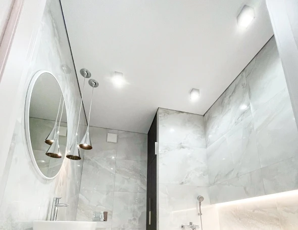 Матовый натяжной потолок в ванной 0