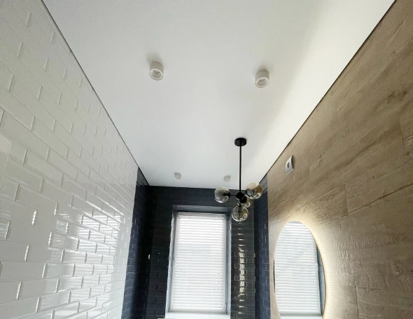 Матовый натяжной потолок в ванной 1