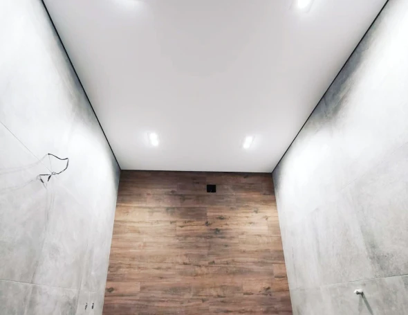 Белый матовый натяжной потолок 2