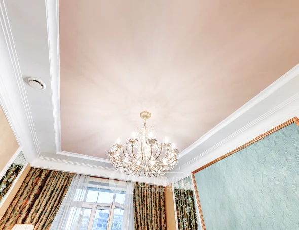 Бежевый натяжной потолок 1