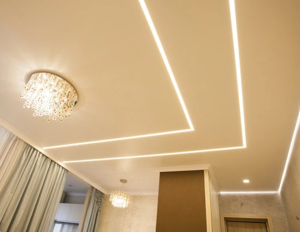 Бежевый натяжной потолок 2