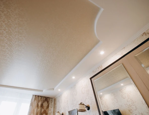Бежевый натяжной потолок 4