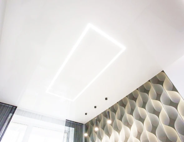 Белый глянцевый натяжной потолок 0