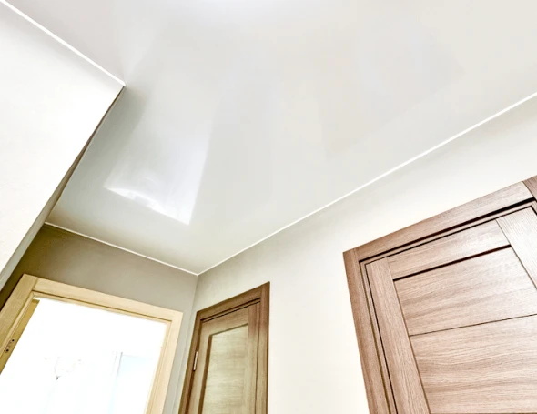 Белый глянцевый натяжной потолок 1