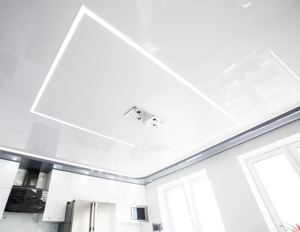 Белый глянцевый натяжной потолок 3