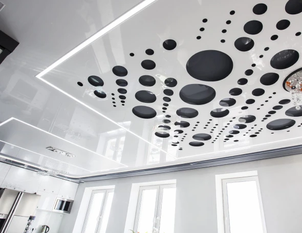 Белый глянцевый натяжной потолок 4