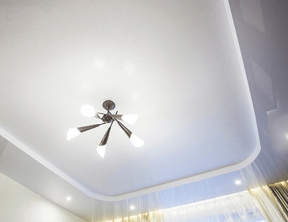 Двухуровневый натяжной потолок в гостиной 4