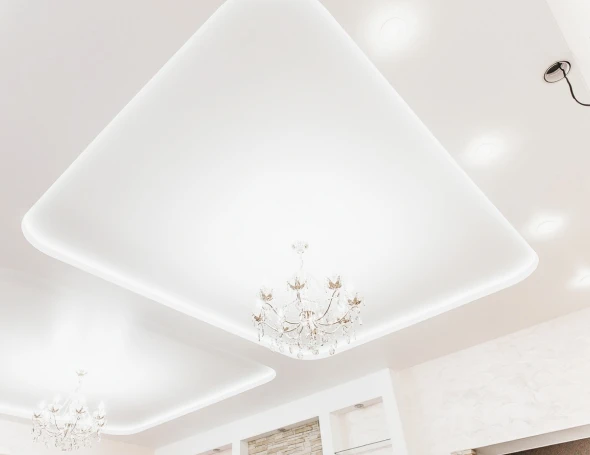 Двухуровневый натяжной потолок в гостиной 1