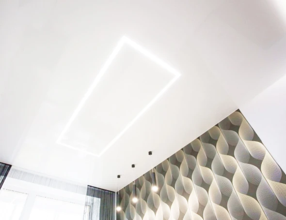 Глянцевый натяжной потолок на кухне 4