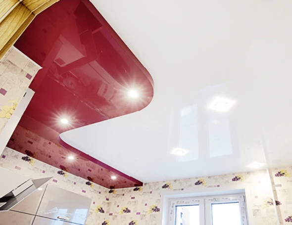 Глянцевый натяжной потолок на кухне 3
