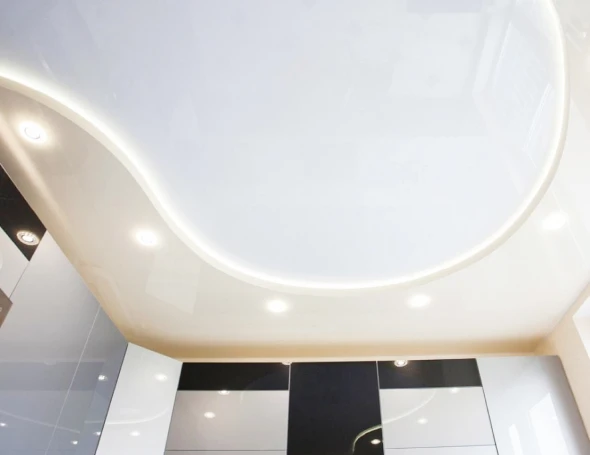 Глянцевый натяжной потолок на кухне 0