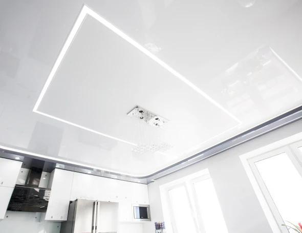 Глянцевый натяжной потолок на кухне 1