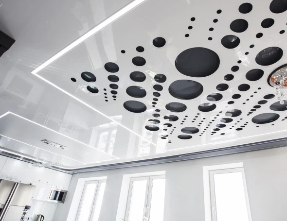 Глянцевый натяжной потолок на кухне 2