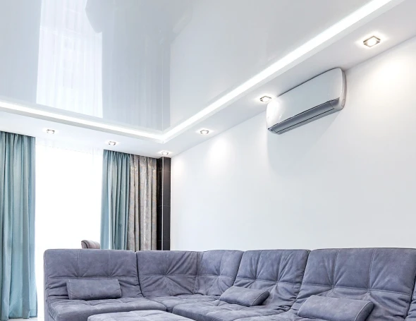 Глянцевый натяжной потолок в гостиную 3