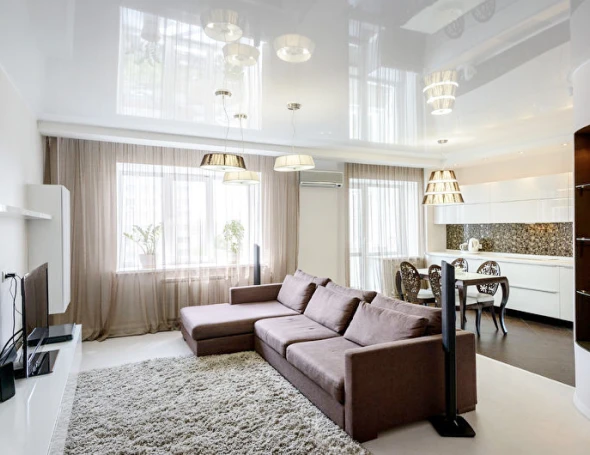 Глянцевый натяжной потолок в гостиную 0