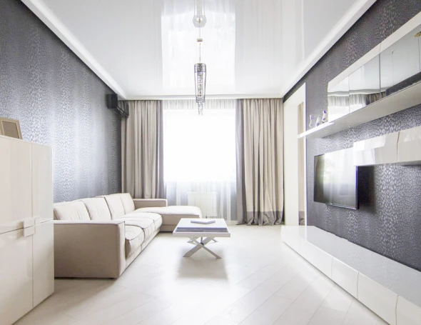 Глянцевый натяжной потолок в гостиную 2