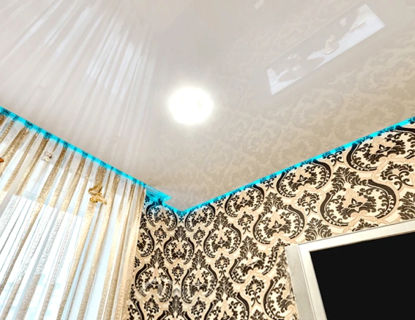 Глянцевый натяжной потолок в гостиную 1
