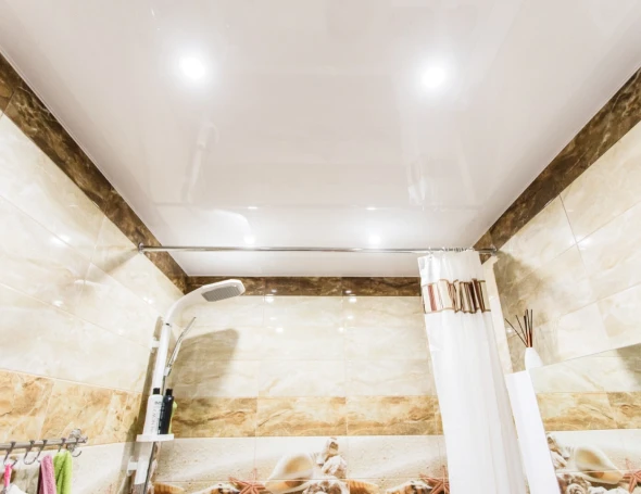 Глянцевый натяжной потолок в ванной 0